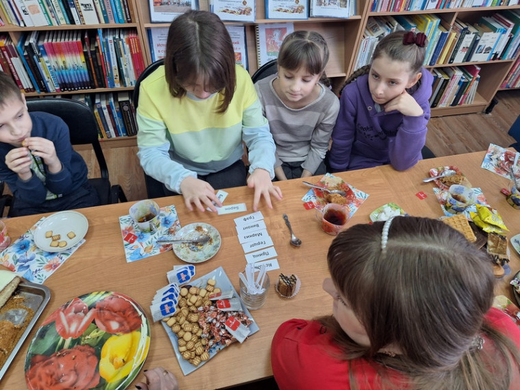 3 февраля в Центральной детской библиотеке состоялась встреча участников клуба приёмных семей «Семейный Узелок».